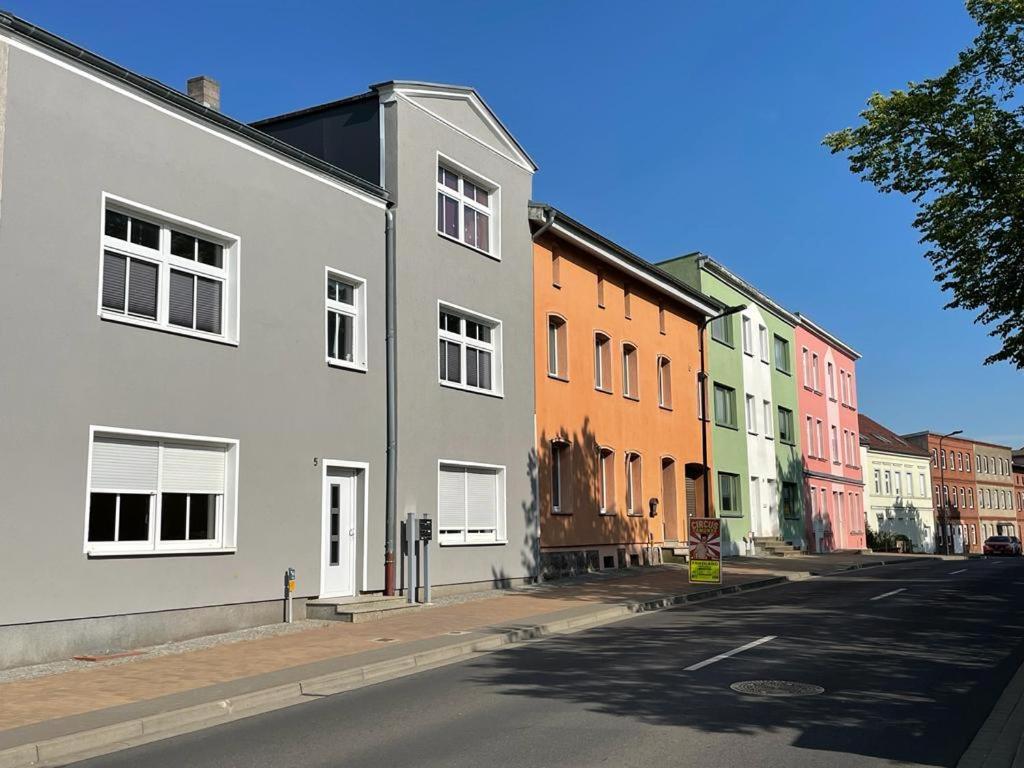 Modern Eingerichtet-Stadtnah-Ferienwohnung Mit Geschirrspueler Und Waschmaschine Friedland  Kültér fotó