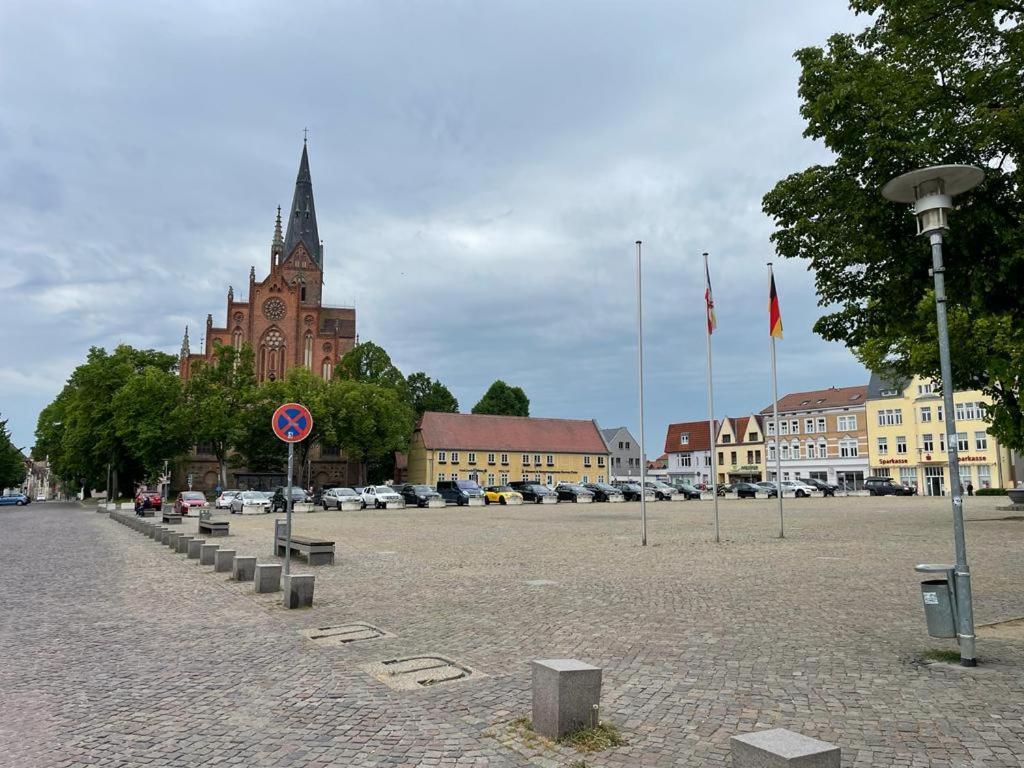 Modern Eingerichtet-Stadtnah-Ferienwohnung Mit Geschirrspueler Und Waschmaschine Friedland  Kültér fotó